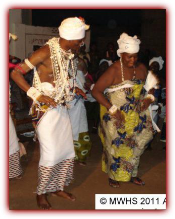 Papa Tossou Toyi and Chief Hounon Amengansie Mama Zodede dancing.