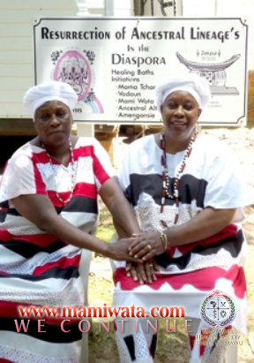 Chief Hounon Amengansies Mama Zodédé (Left) and Mama Zogbé (Right).